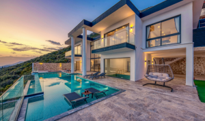 How to Choose Between Fiberglass and Concrete Pools