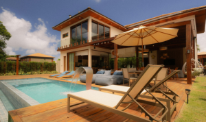 How to Choose Between Fiberglass and Concrete Poolss